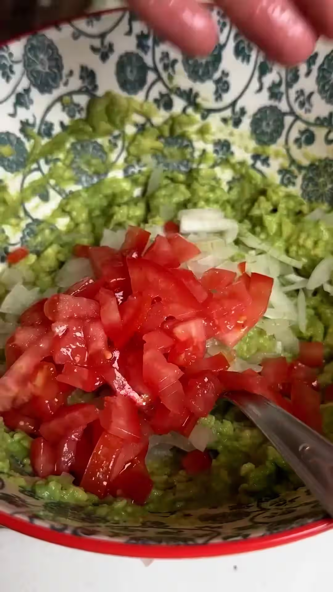 a la mezcla de palta pisada con cebolla picada agregarle el tomate para hacer el guacamole