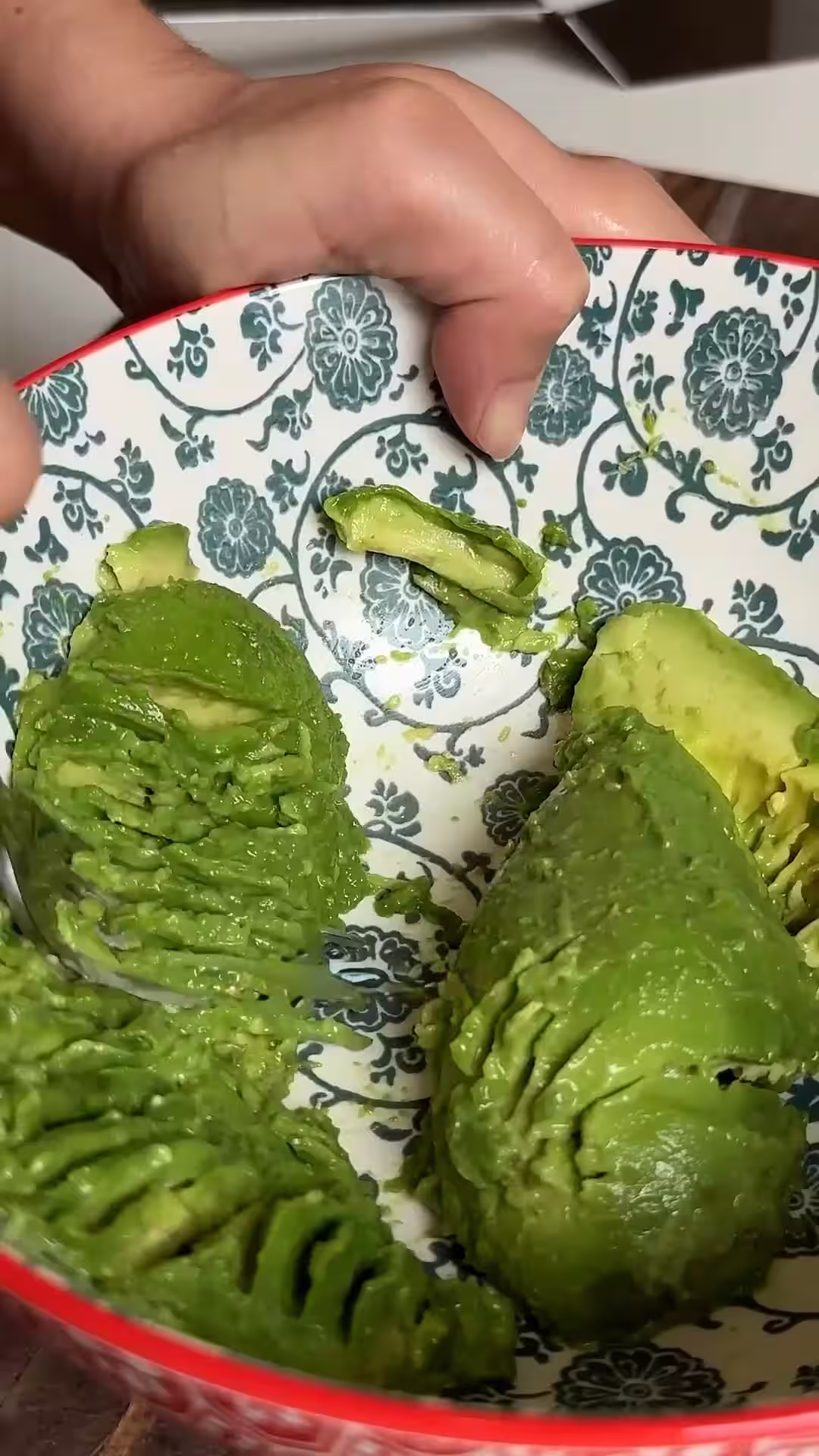 pisar la palta con tenedor para el guacamole