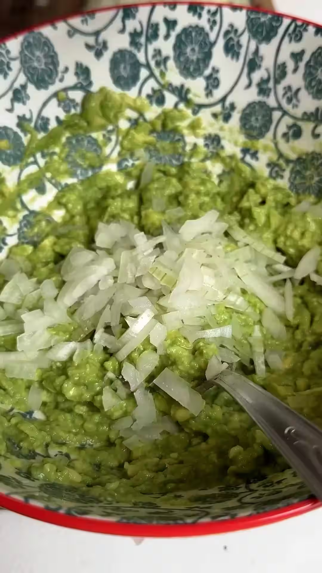 incorporar la cebolla picada chiquita a la palta pisada para el guacamole