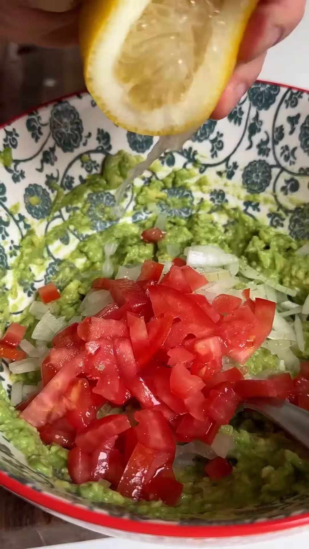 a la mezcla de guacamole agregarle sal, pimienta y un chorrito de limon