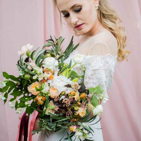 Wiosenne i letnie bukiety boho - sesja ślubna