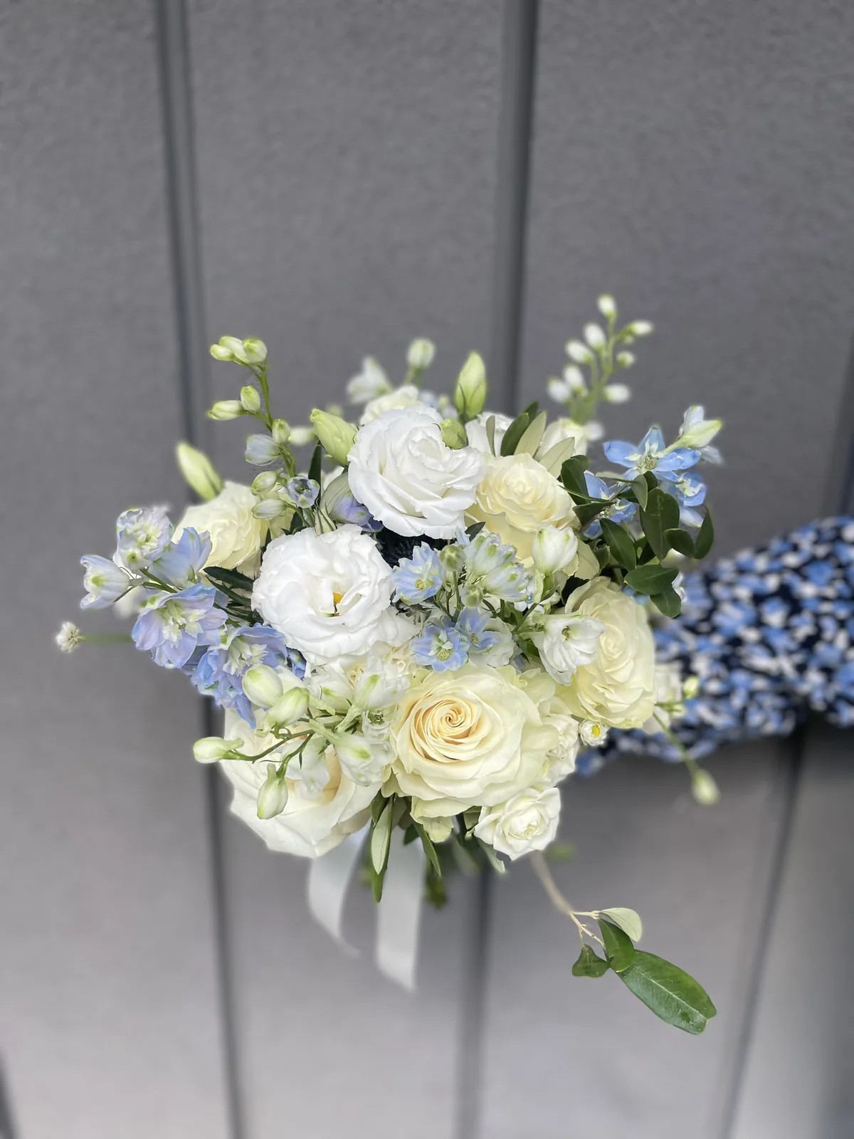 Bukiet slubny bialo-blekitny z delphinium