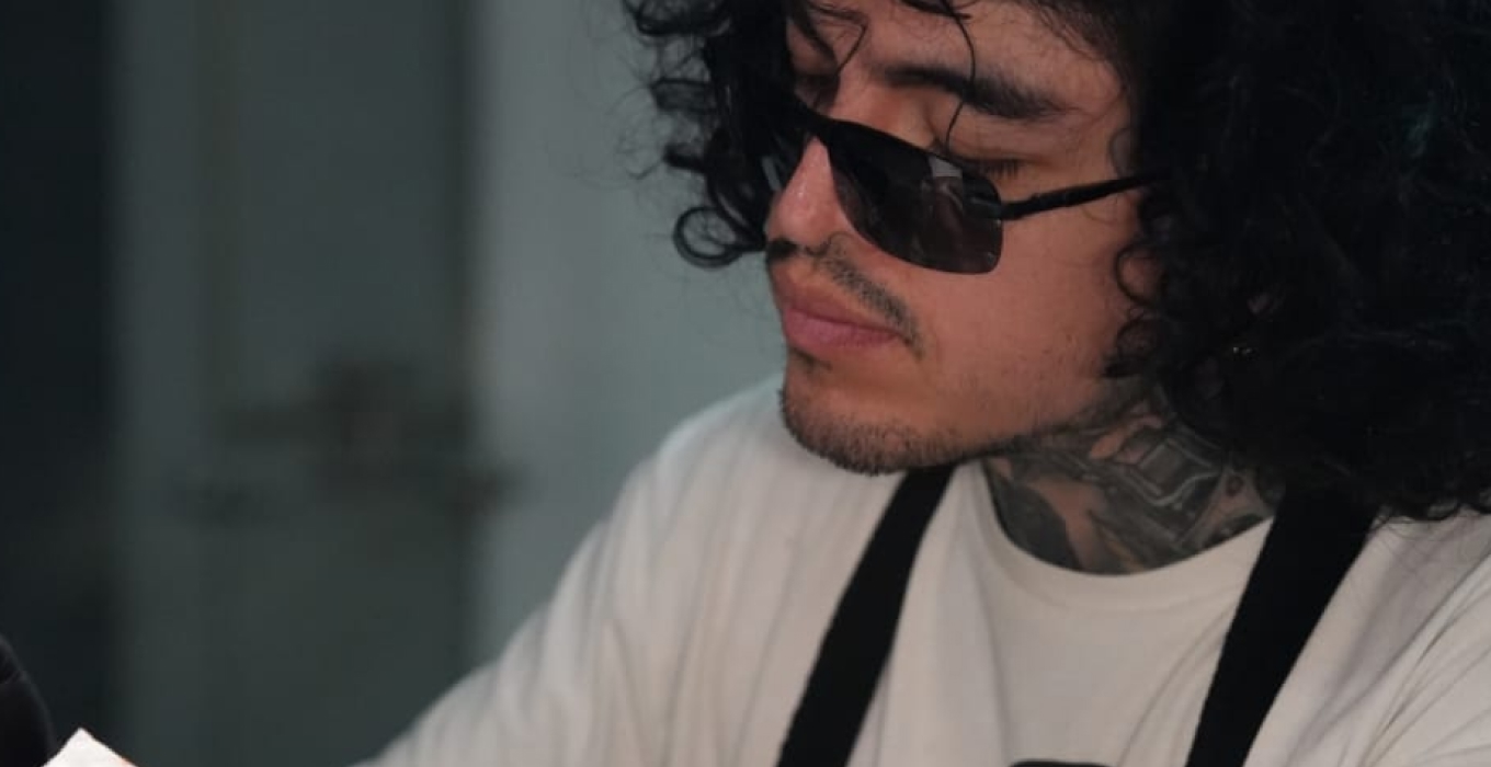 Color realism guest artist Paul Aramayo in sunglasses and a white shirt, coming to Tampa for 4 days only