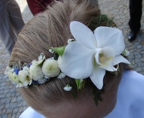 wianek komunijny z żywych kwiatów