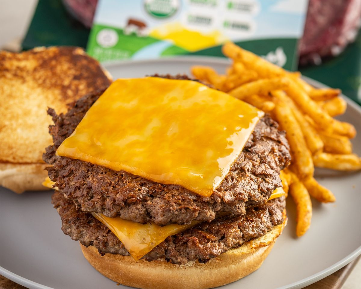 The Best Classic Grilled Burger with Organic Grass-Fed Beef