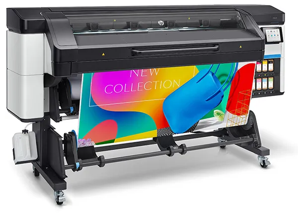 Широкоформатен принтер HP Latex 700 W в печатница Контраст за екологичен печат на тапети, стикери с бяло мастило, текстилни пана и устойчиви автомобилни фолиа.