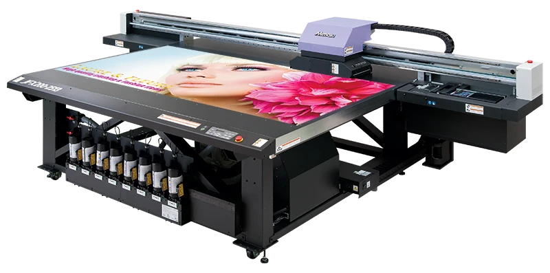 UV плосък принтер Mimaki JFX 2513 EX за директен печат върху стъкло, дърво, еталбонд и коматекс, идеален за производство на рекламни табели и интериорни пана.