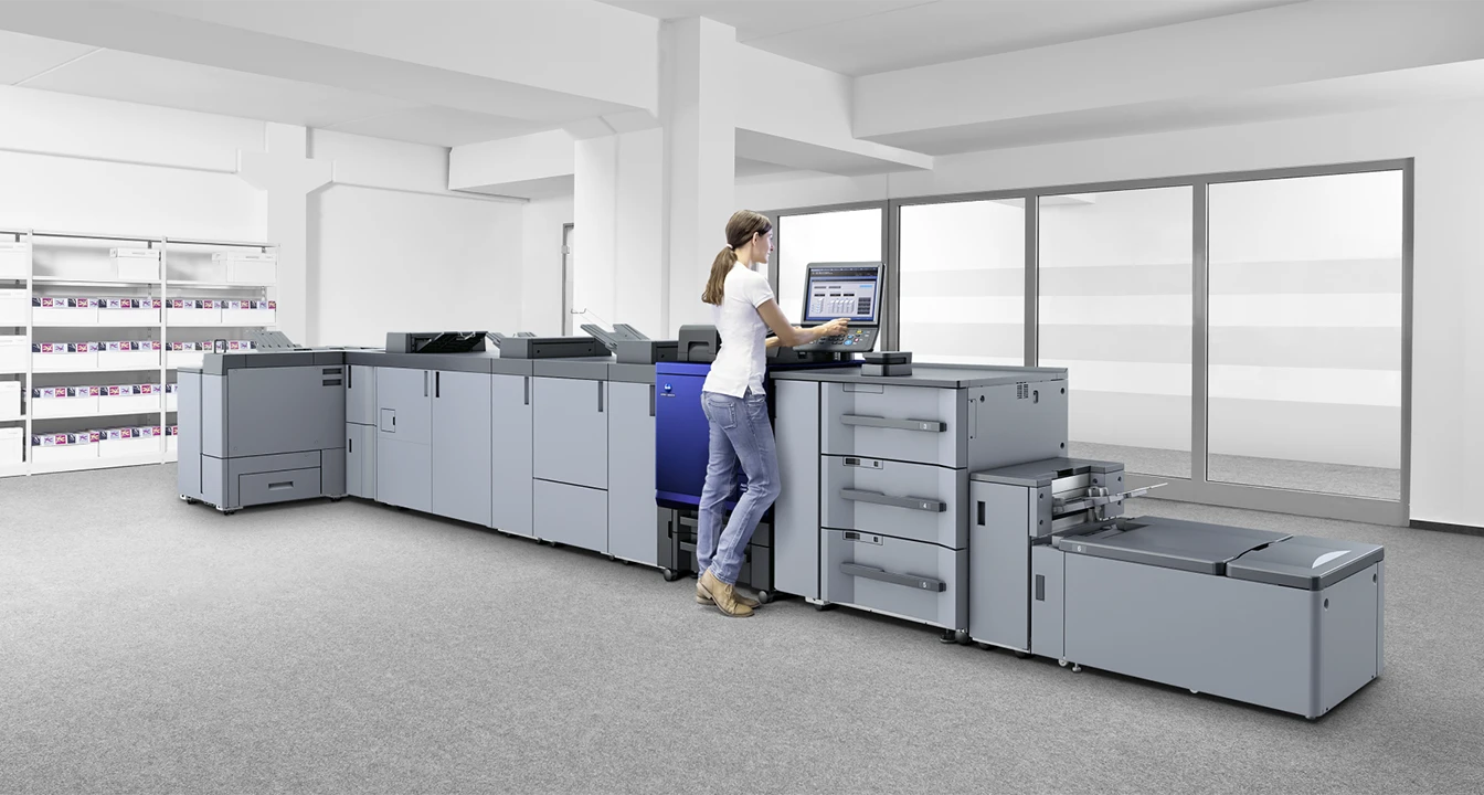 Професионална дигитална преса Konica Minolta Accurioprint 4070 в печатница Контраст за висококачествен печат на каталози, брошури и книги.