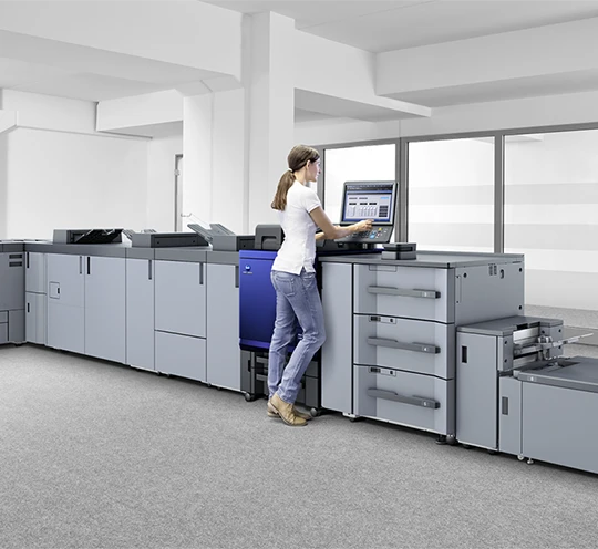 Дигитална производствена система Konica Minolta 4070 – прецизно възпроизвеждане на цветовете и детайлност при печат на маркетингови материали.