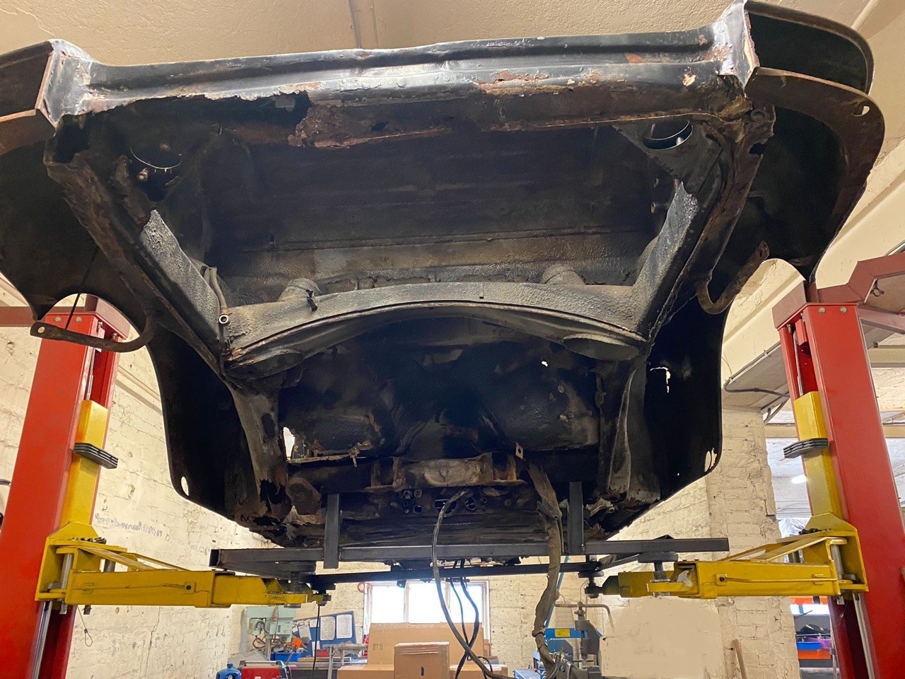 Underside corrosion and structural bracing on the 1972 Porsche 911 Ölklappe