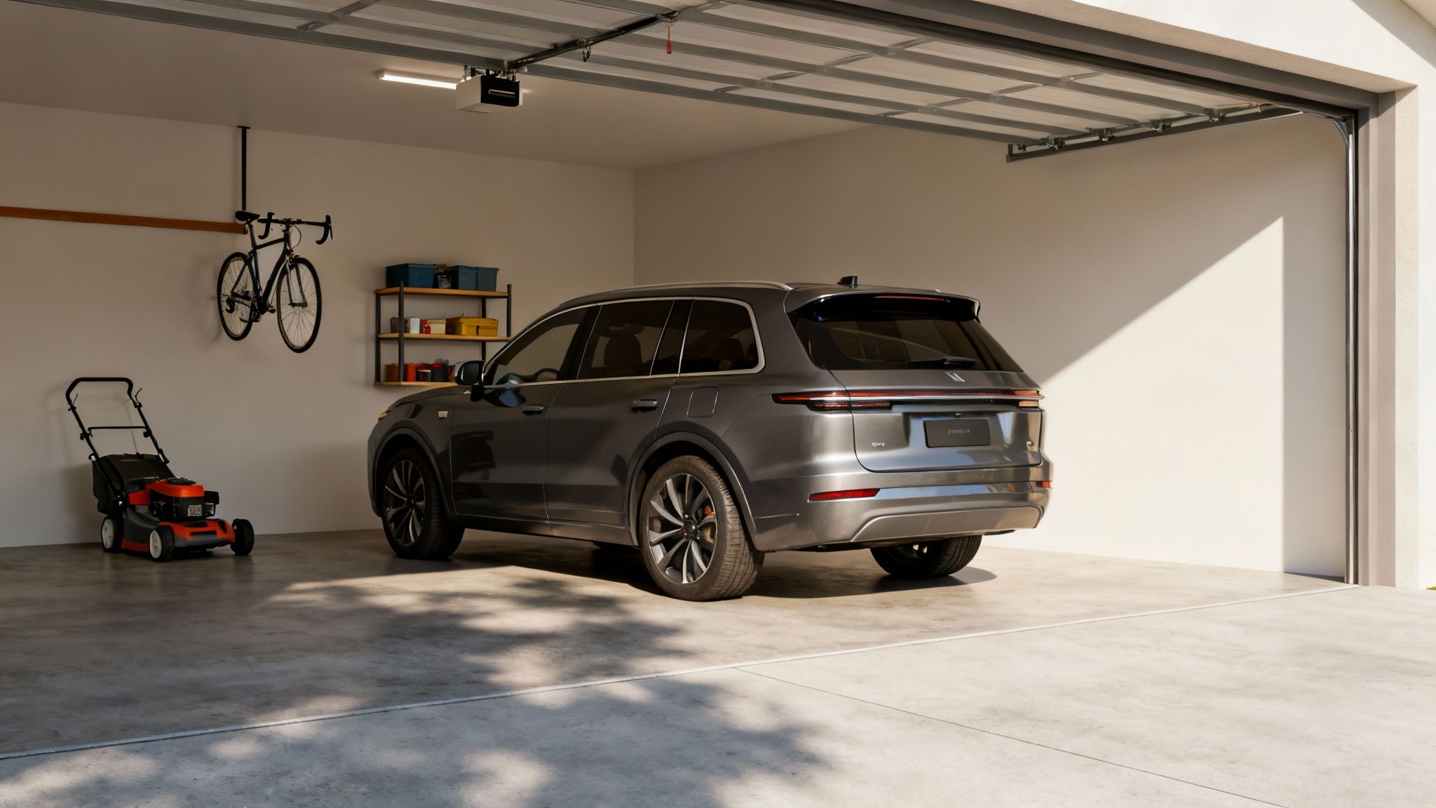 Un SUV gris est garé dans un garage moderne et lumineux avec un vélo accroché au mur et une tondeuse à gazon.