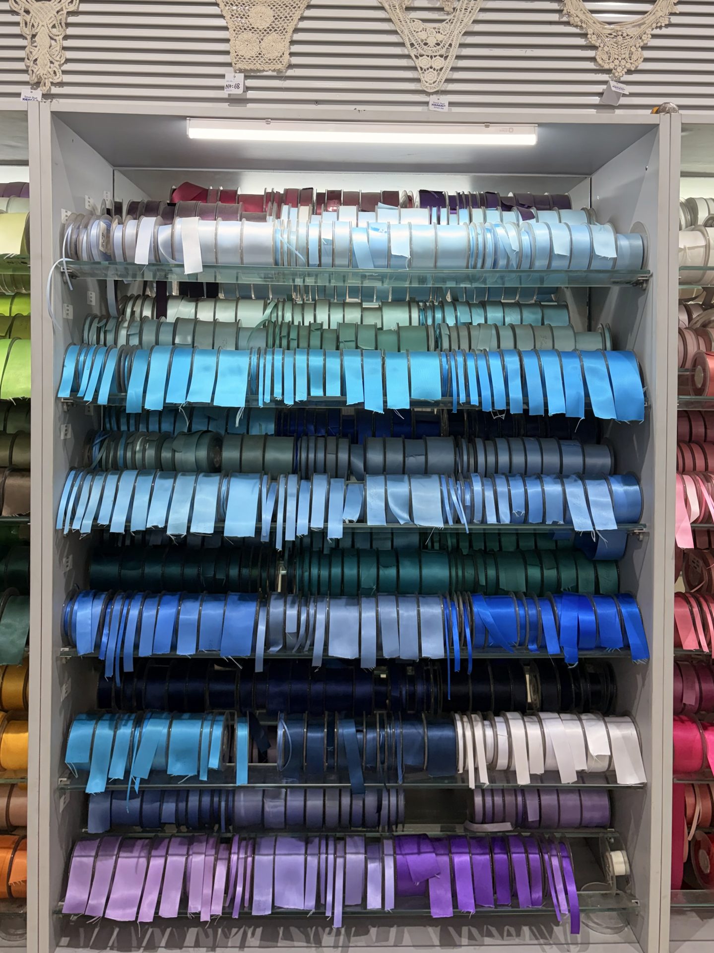Vaulted ribbon shelf, straightened