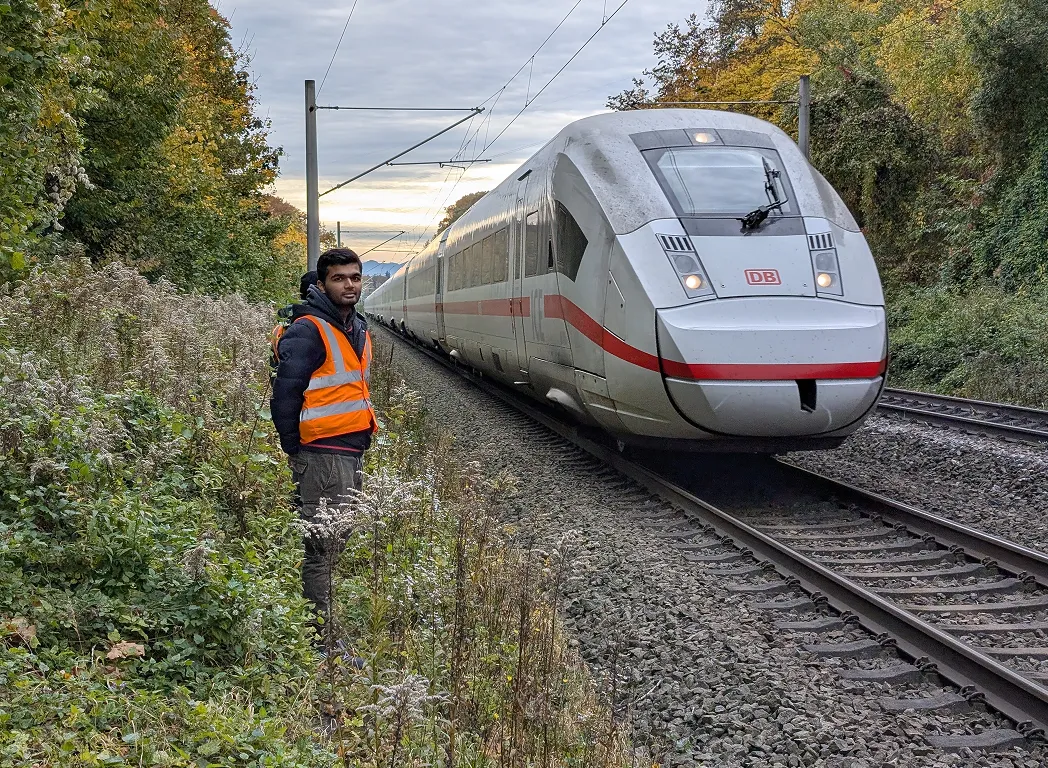 Streckenbegehung an einer Hauptbahnstrecke durch einen Ingenieur der PlanIQ GmbH