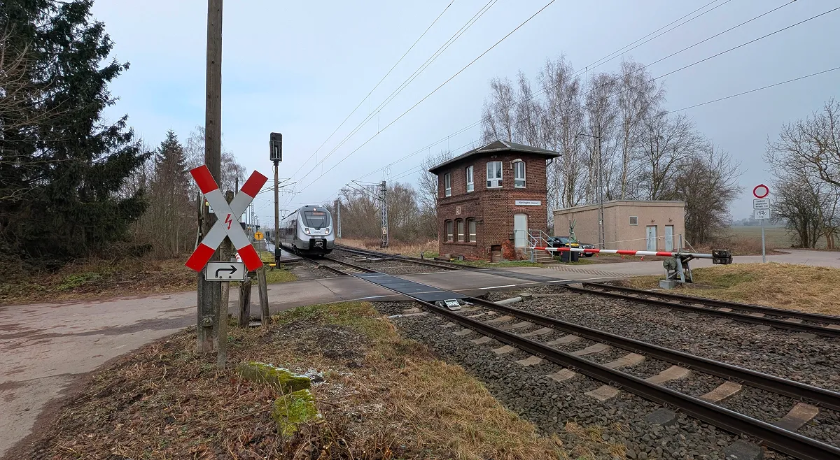 Bahnübergangsanlage mit Stellwerk — Planungs- und Gutachterleistung der PlanIQ GmbH