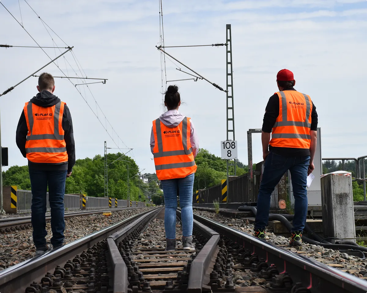 Bauüberwachung und Vor-Ort-Aufnahme durch das Planungsteam für Eisenbahnanlagen