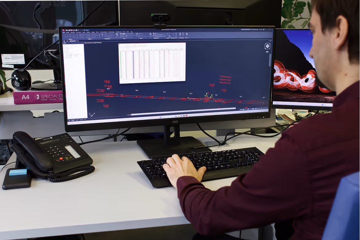 Arbeitsplatz in der Eisenbahnplanung mit CAD- und Projektsoftware bei der PlanIQ GmbH