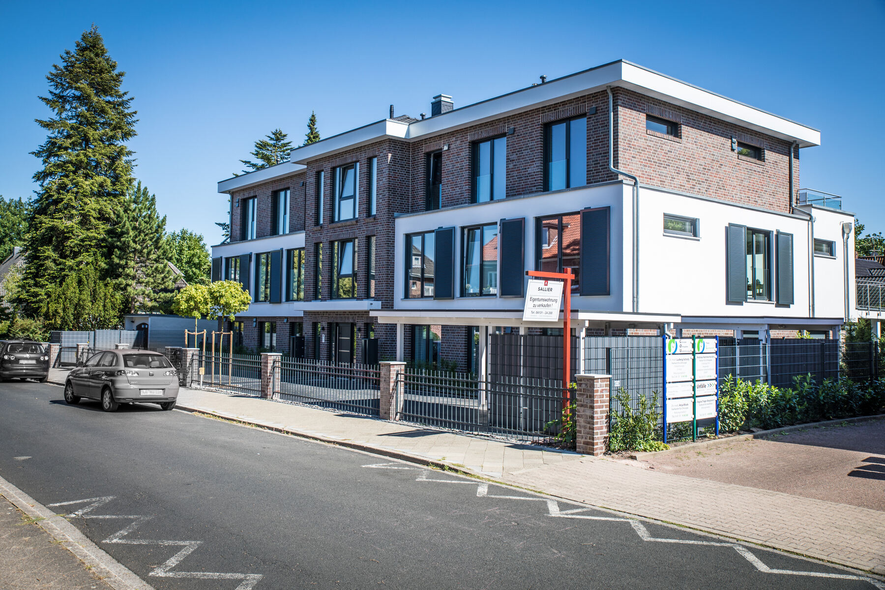 Lessingresidenz – Gebäude an baumgesäumter Straße