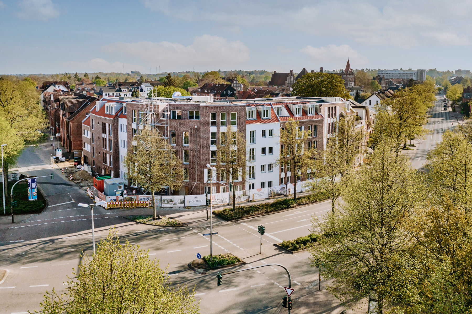 Monshof – Gebäude an der Straße