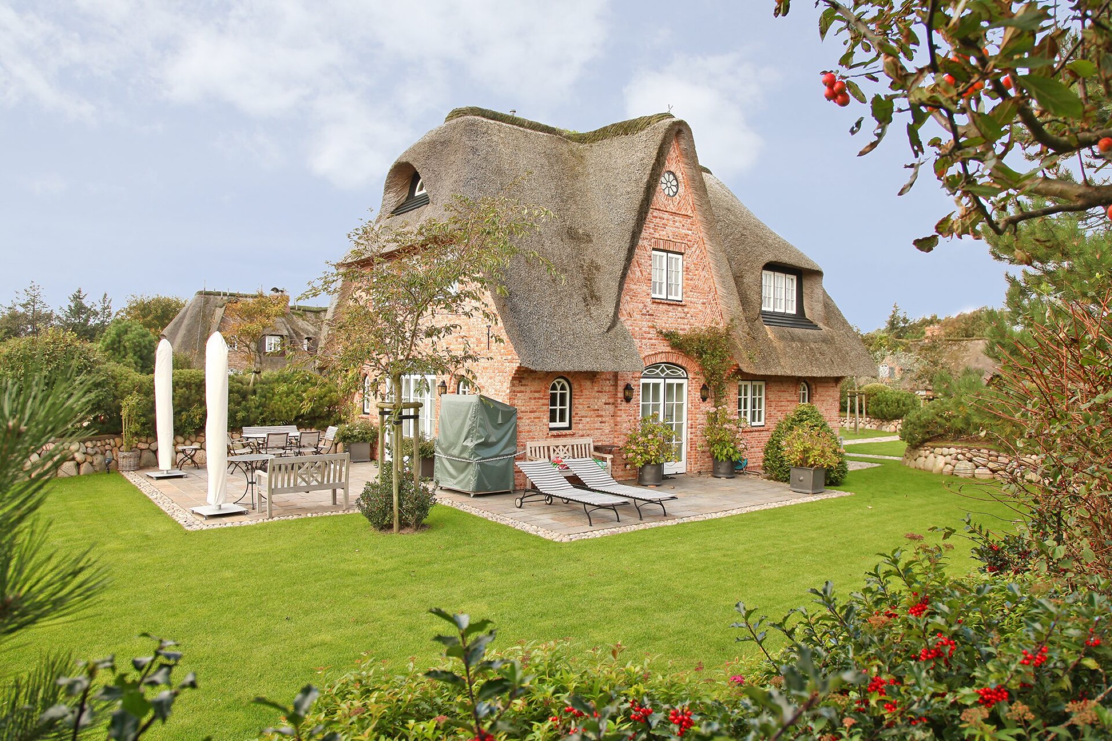 Reetdachhaus – Gartenansicht