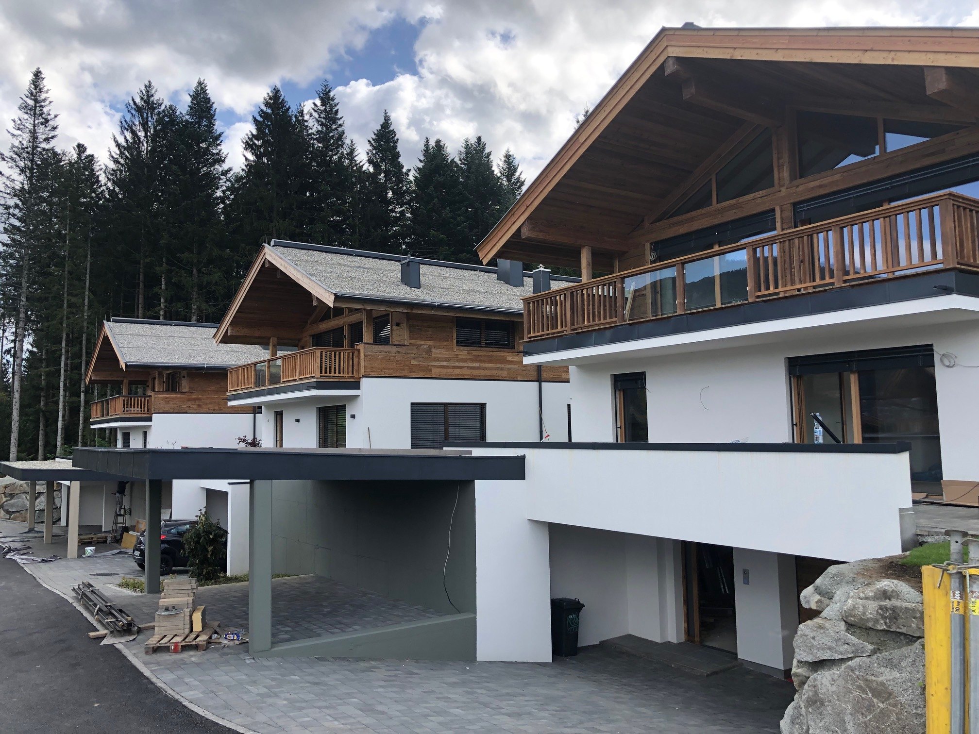Chalet-Ensemble St. Johann in Tirol – Straßenseite
