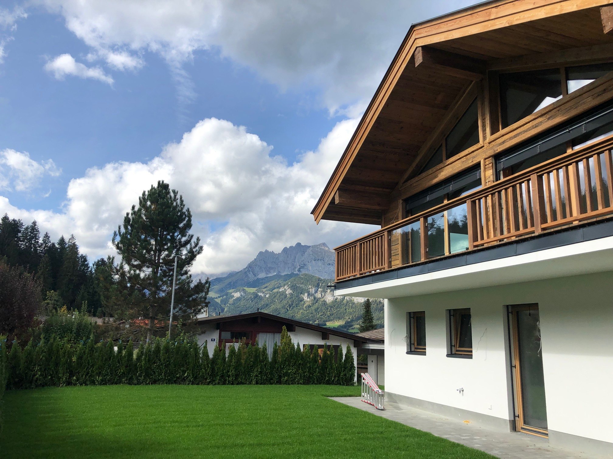 Chalet-Ensemble St. Johann in Tirol – Terrasse mit Bergblick