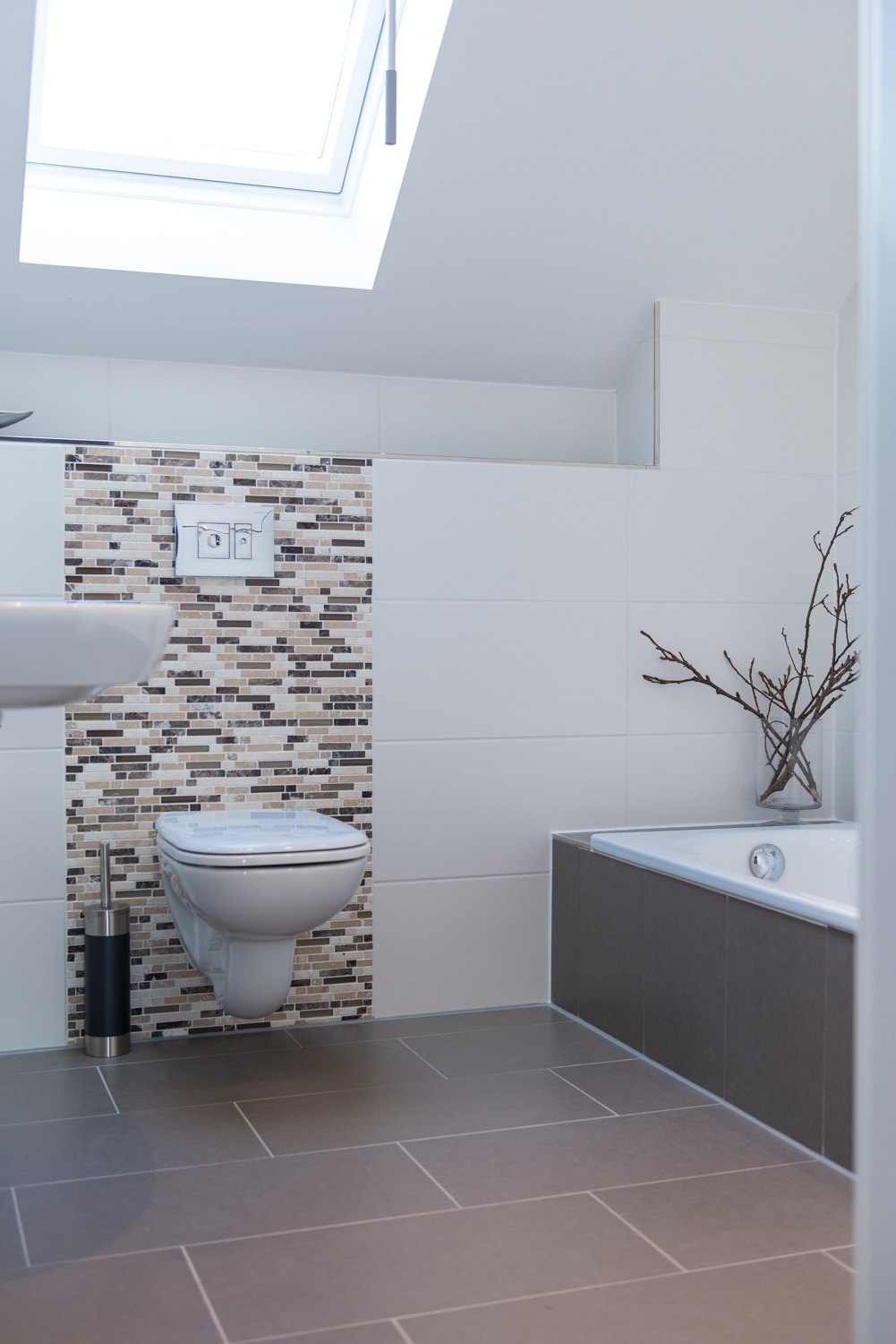 Ausstattungsbeispiel – Badezimmer mit Wanne und Dachfenster