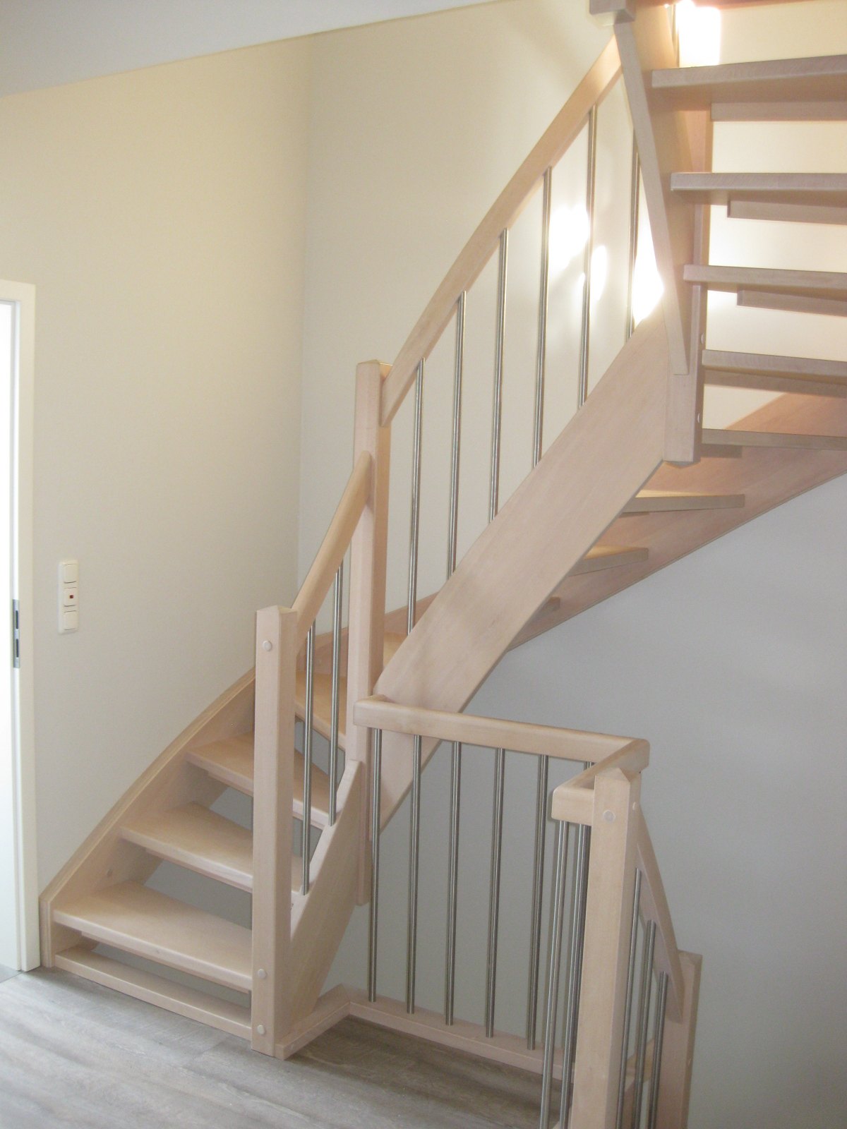 Ausstattungsbeispiel – Treppe aus hellem Holz