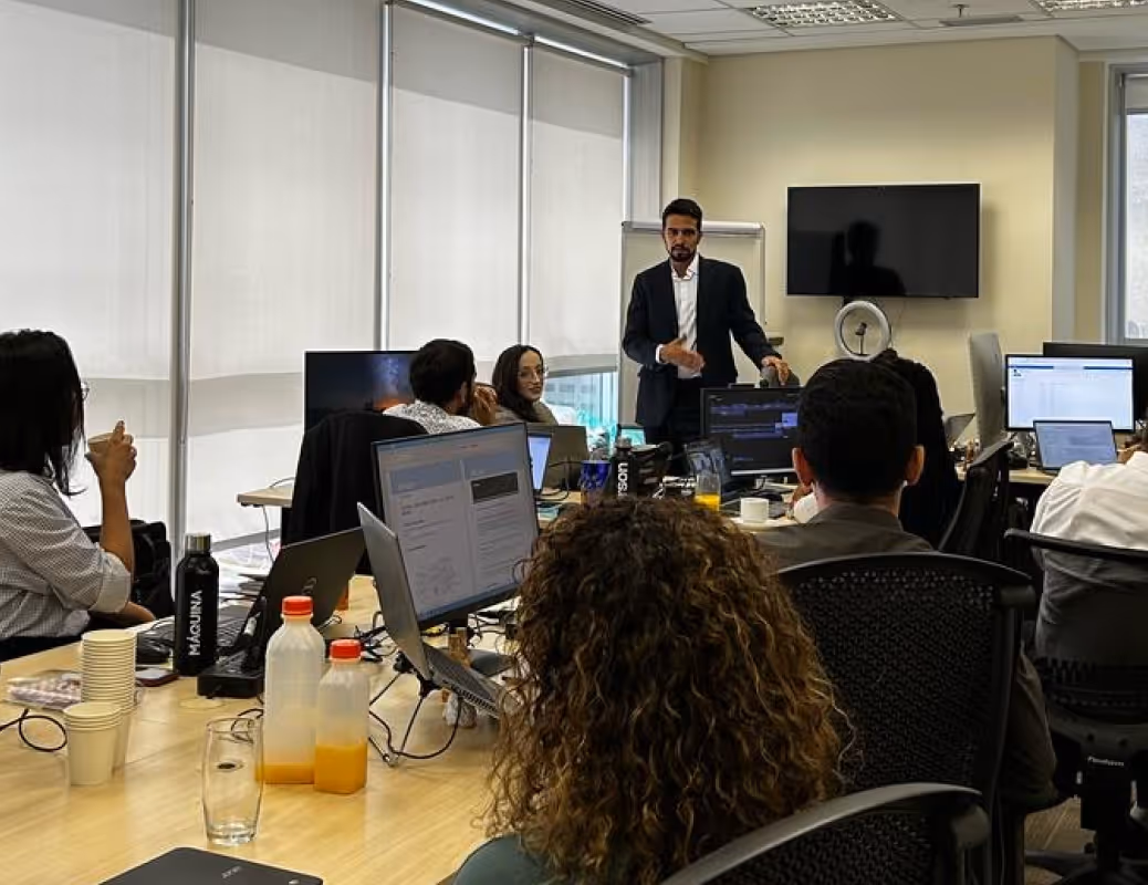 Diogo Póvoa realizando curso presencial em empresa