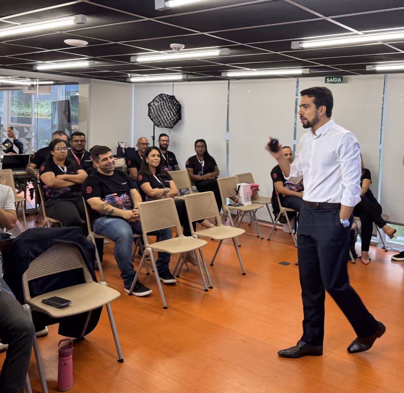 Diogo Póvoa realizando curso presencial em empresa