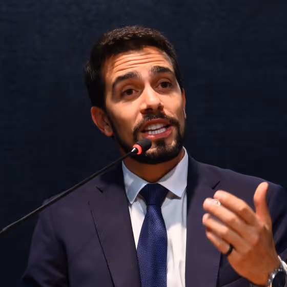 Diogo Póvoa realizando palestra para OAB/DF