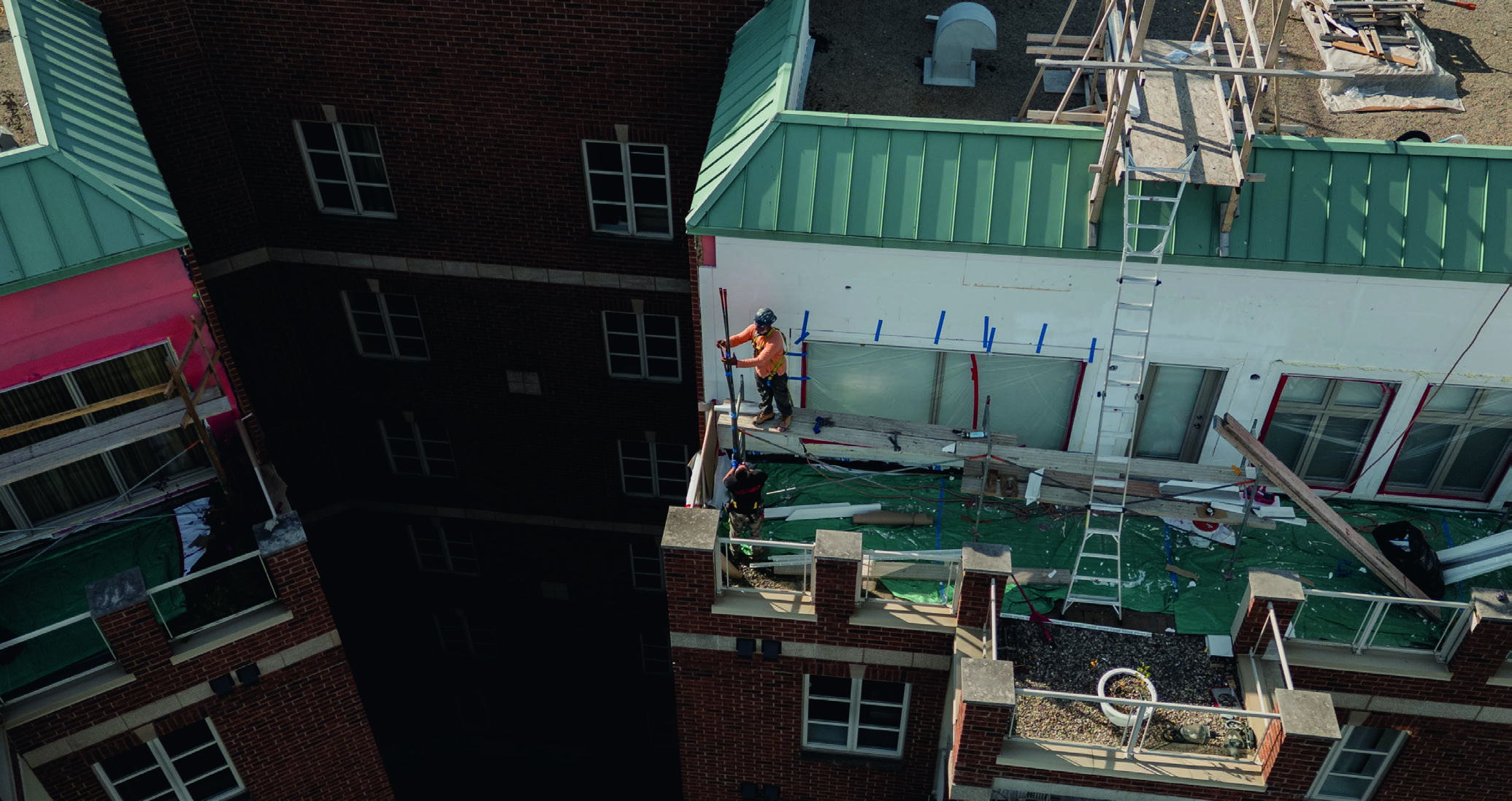 Chantier de réfection d’enveloppe de bâtiment vu en plongée