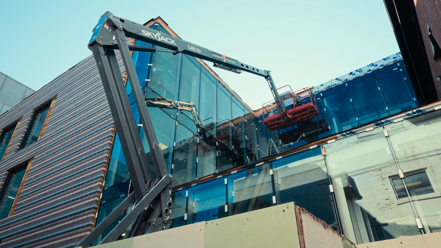 Chantier de restauration de maçonnerie avec nacelle à l’École nationale de l’humour à Montréal