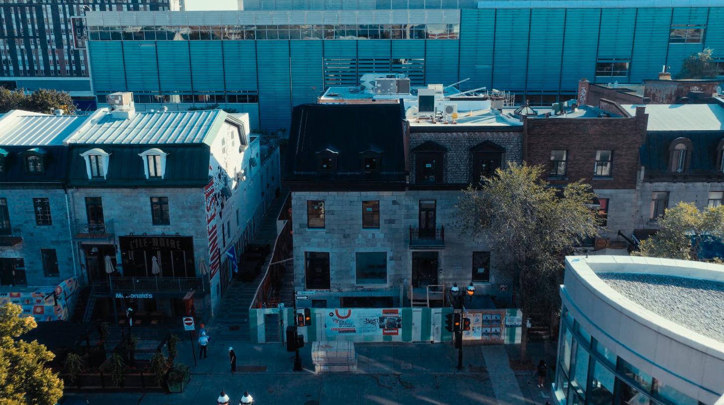 Vue d’ensemble du chantier de l’École nationale de l’humour au Quartier des spectacles à Montréal
