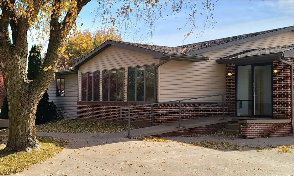 Exterior of the Markham Family Dental Associates office at 2105 Pine St in Harlan with its brick entry ramp