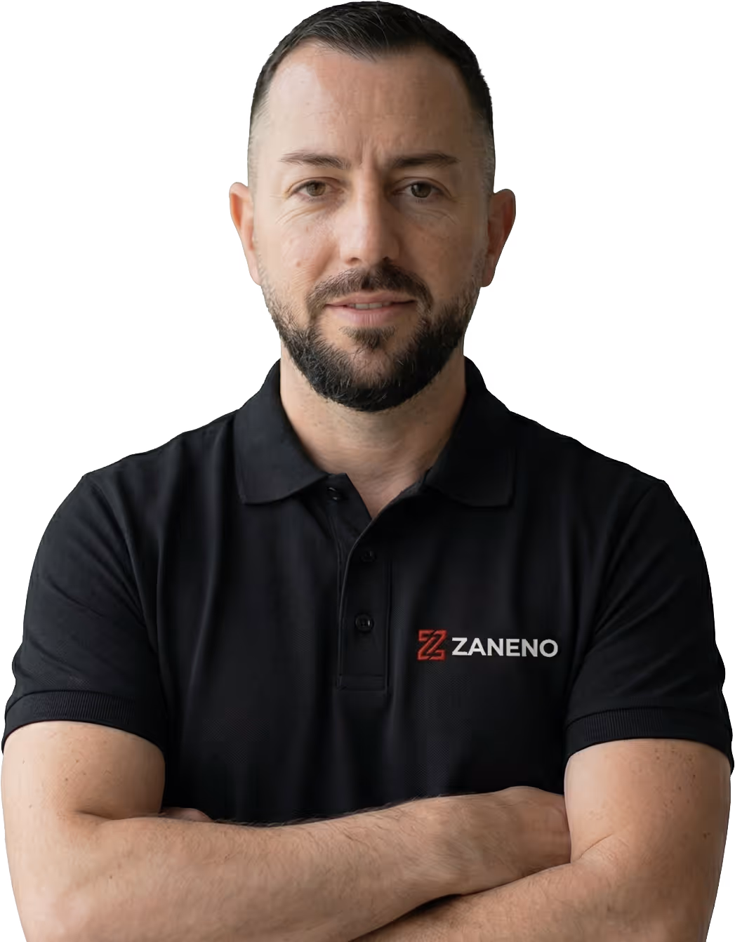Burrë me mjekër të shkurtër dhe flokë të shkurtra, vesh një këmishë polosh të zezë me logo Zaneno dhe ka krahët të kryqëzuar.