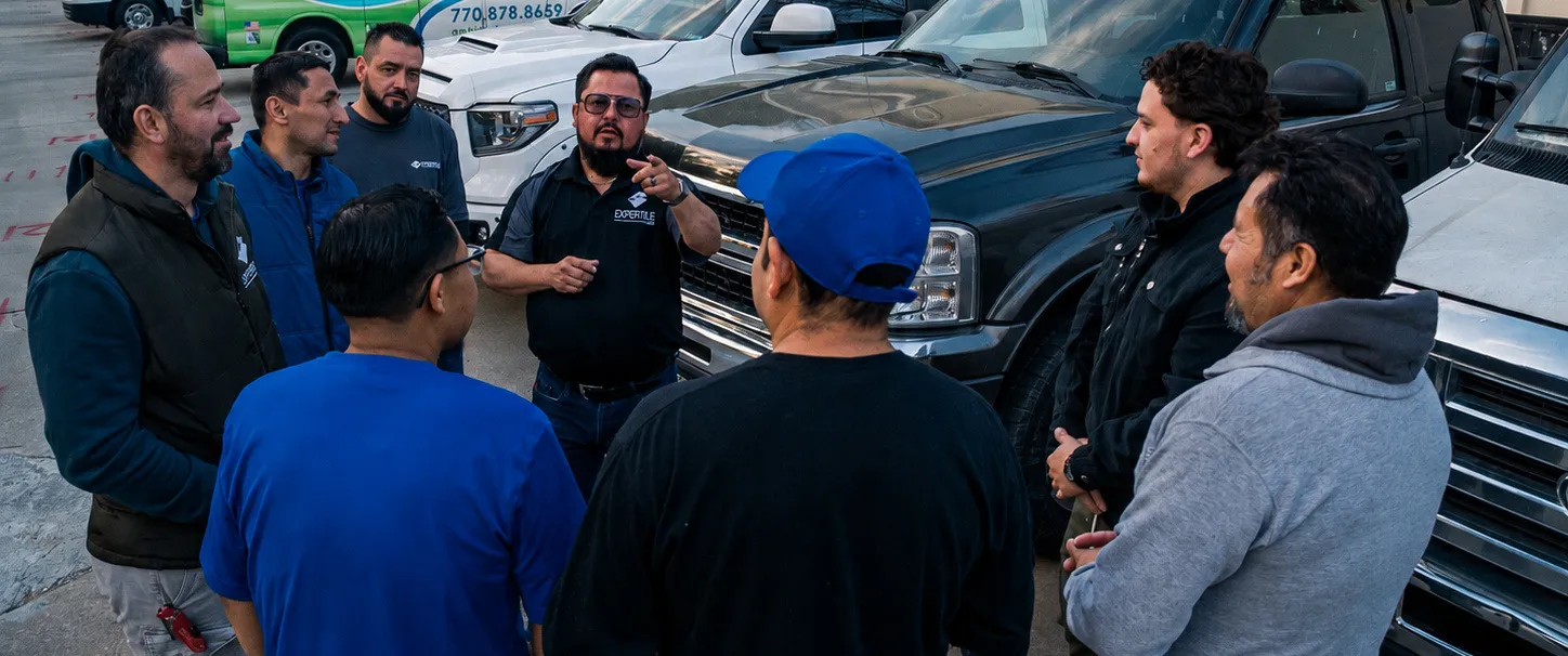 Andres Silva briefing the Expertile crew before the day's work