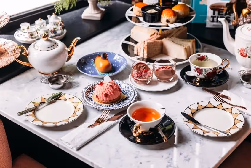 https://cdn.shopify.com/s/files/1/0042/0390/5136/files/english-afternoon-tea-set.jpg?v=1697609766