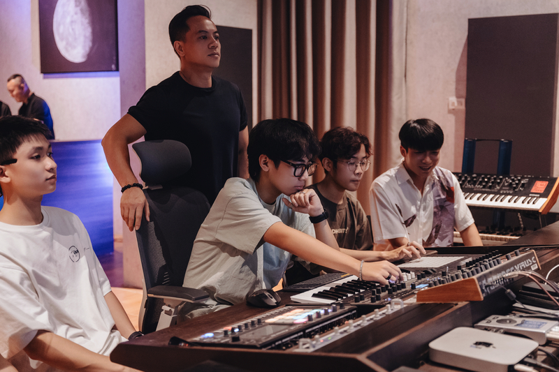 Lớp học DJ thực hành tại 88DNA Academy — học viên thực tập trên thiết bị Pioneer CDJ
