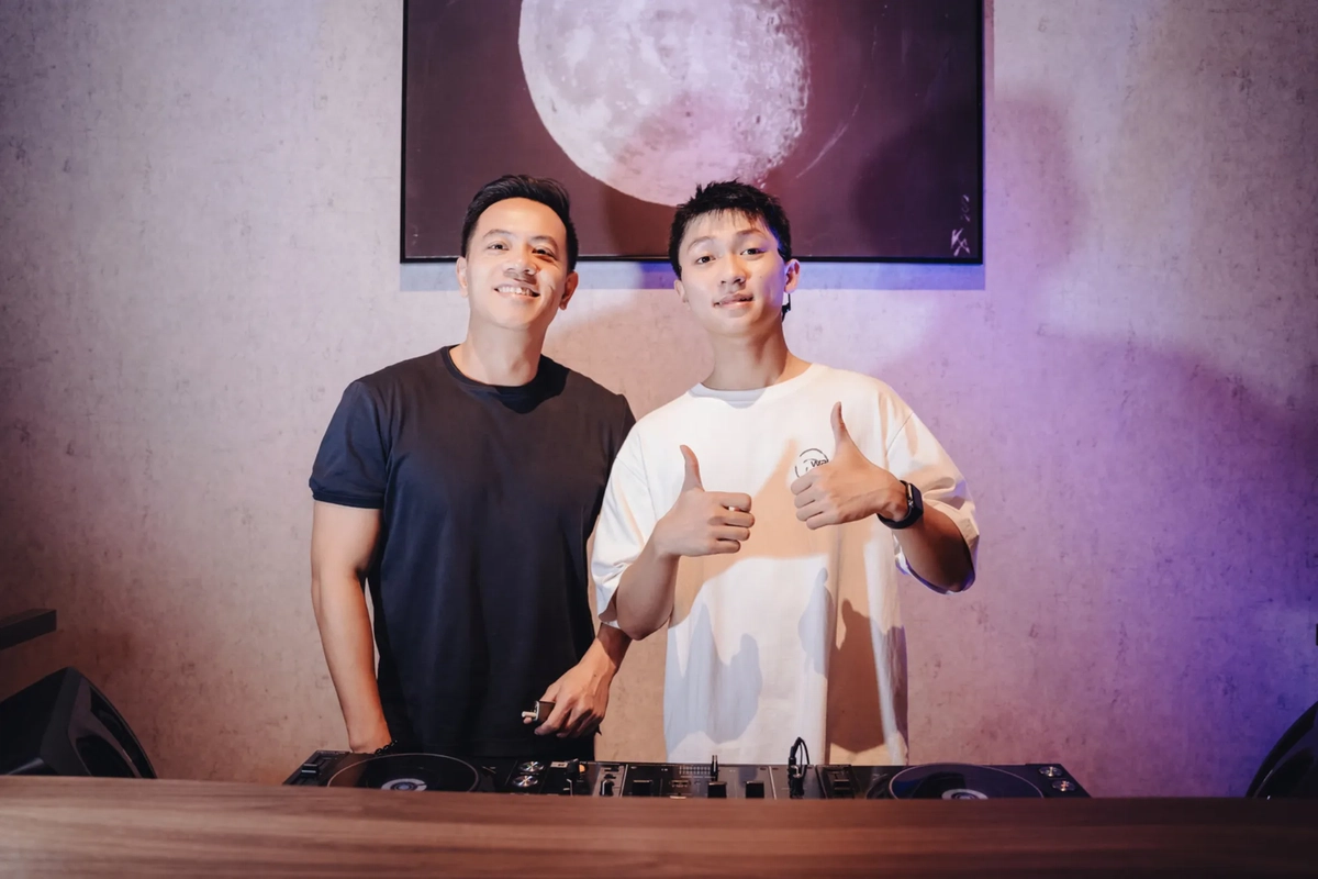 DJ Hoàng Anh biểu diễn cùng học viên tại 88DNA Academy