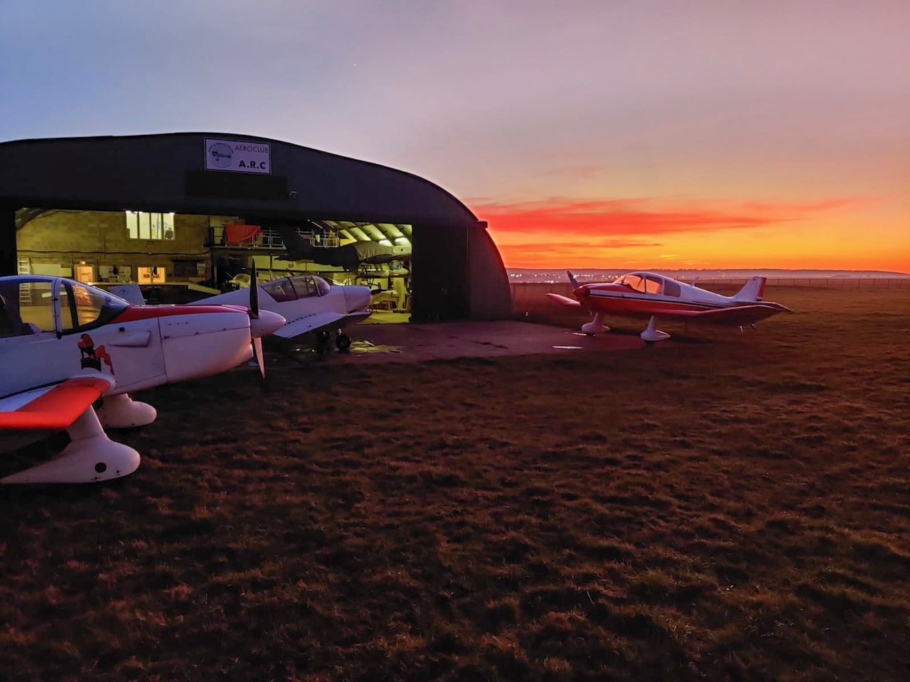 Hangar ARC au coucher de soleil