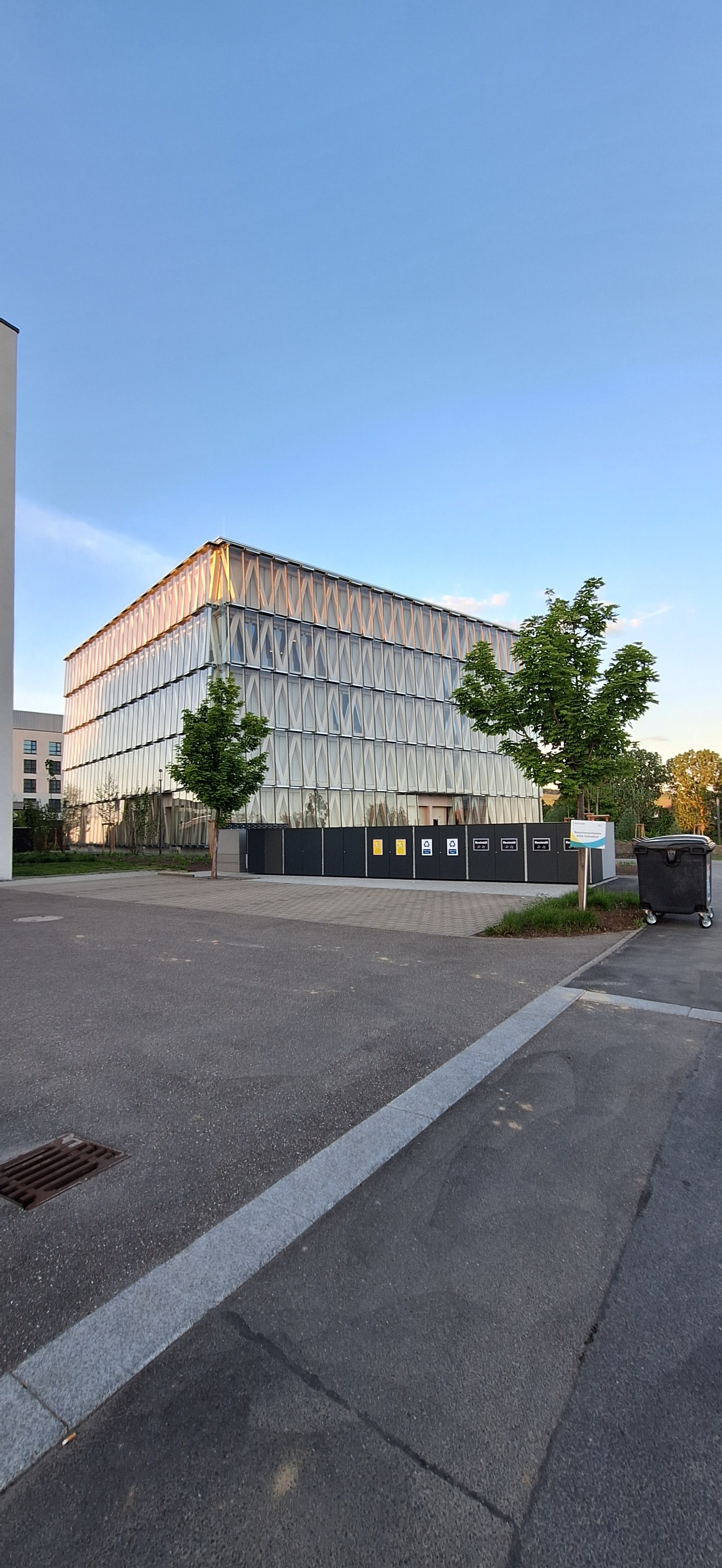 Schlüsselübergabe an einer geerbten Wohnung