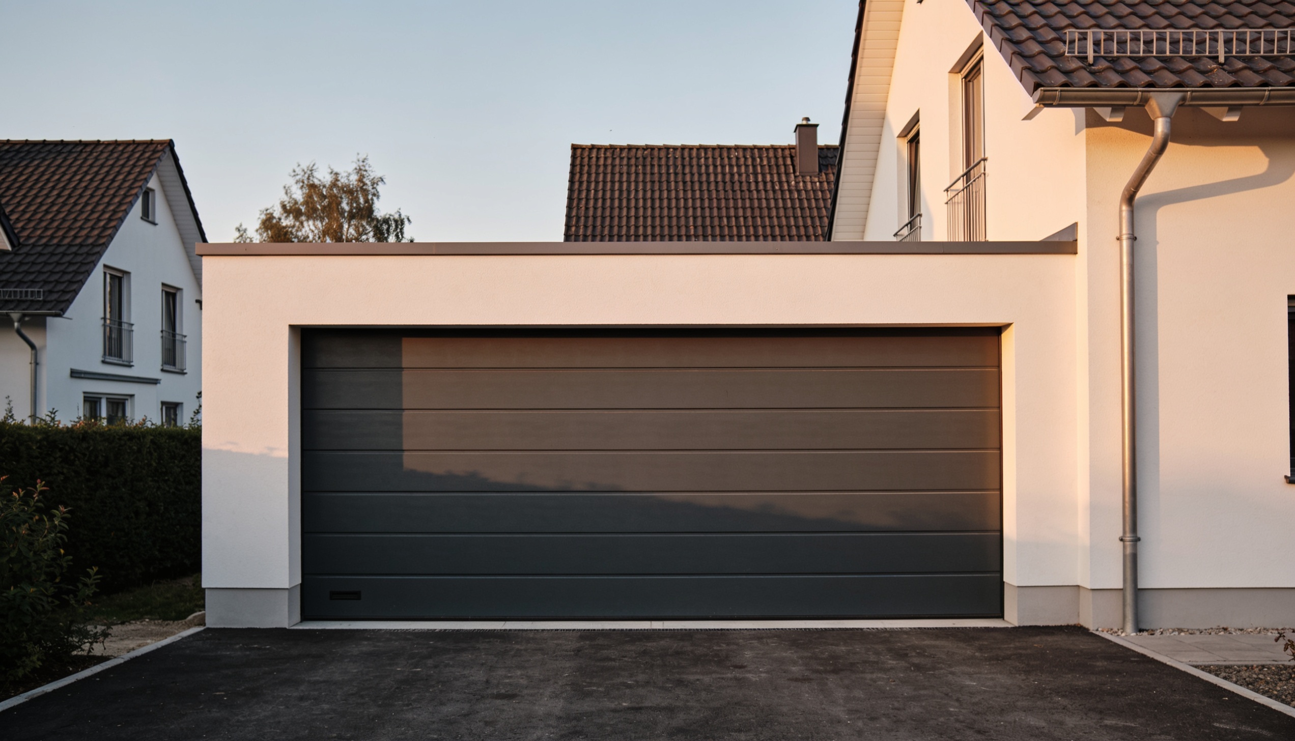 Modernes Einfamilienhaus mit anthrazitfarbenem Sektionaltor (Beispielbild)