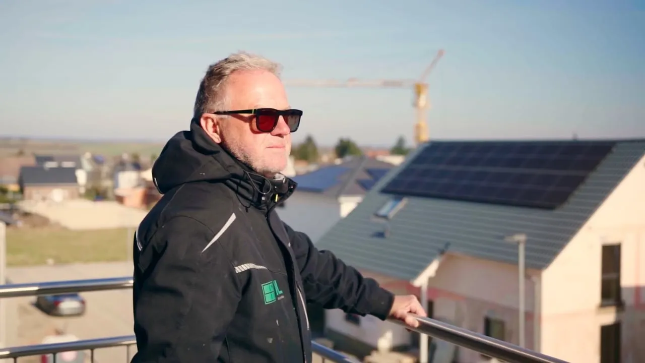 Standbild aus dem ML-Hauselemente-Video: Blick über eine Baustelle mit Neubauten