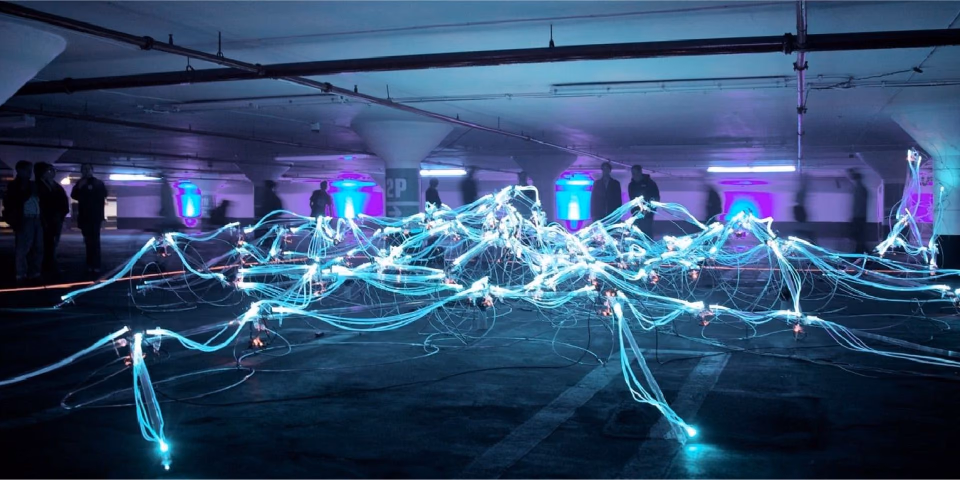 Elektrības zibens vai gaismas efekti tumšā telpā ar cilvēkiem fonā.