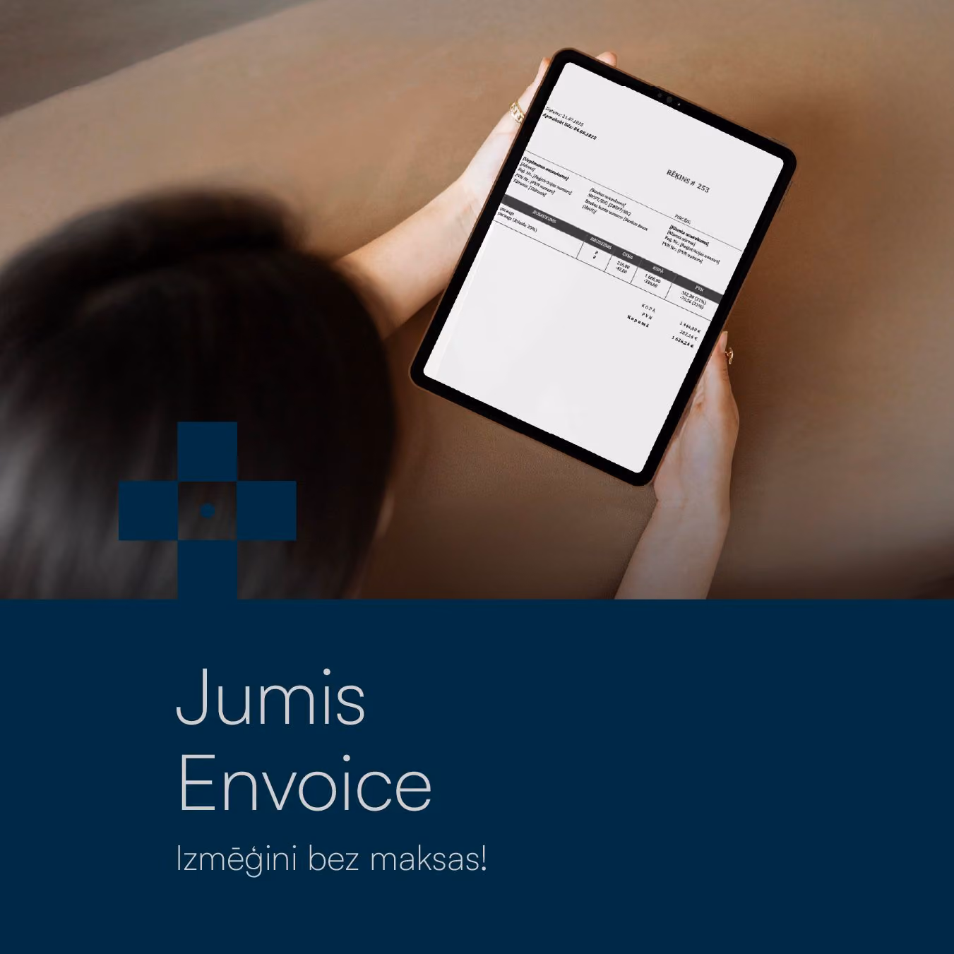 Cilvēks tur planšeti, kurā redzams elektronisks rēķins, reklamējot Jumis Envoice risinājumu. Attēla apakšā izvietots produkta nosaukums "Jumis Envoice" un aicinājums izmēģināt bez maksas.