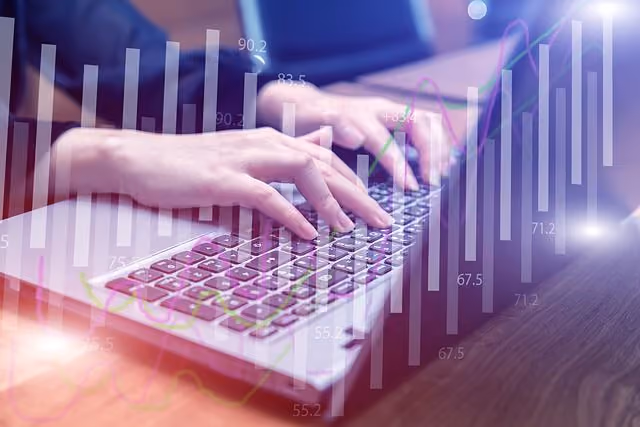 Rokas tipsēšana uz klaviatūras ar digitālu finanšu diagrammu un statistikām pārklājumā.