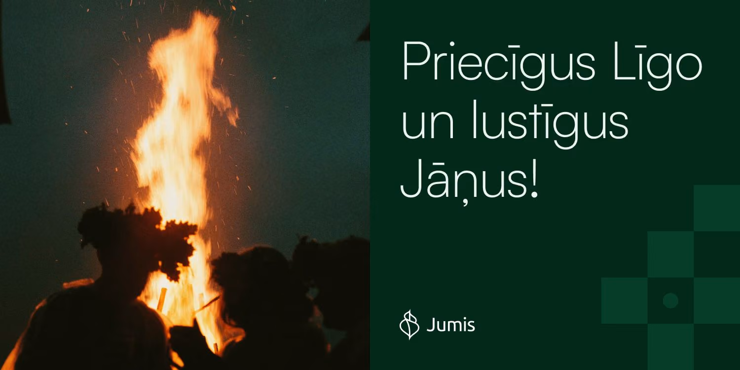 Līgo svētku baneris. Kreisajā pusē redzami cilvēku silueti vainagos pie liela Jāņu ugunskura, labajā pusē — teksts "Priecīgus Līgo un lustīgus Jāņus!" un Jumis logo uz tumši zaļa fona.