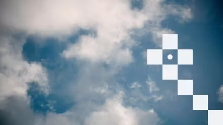Debesis ar mākoņiem un Jumis logo stūrī.