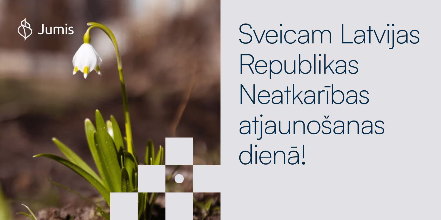 Sniegpulkstenīte zied pavasara saulē līdzās apsveikumam Latvijas Republikas Neatkarības atjaunošanas dienā. Attēlā redzams arī Jumis logotips un zīmola grafiskie elementi.