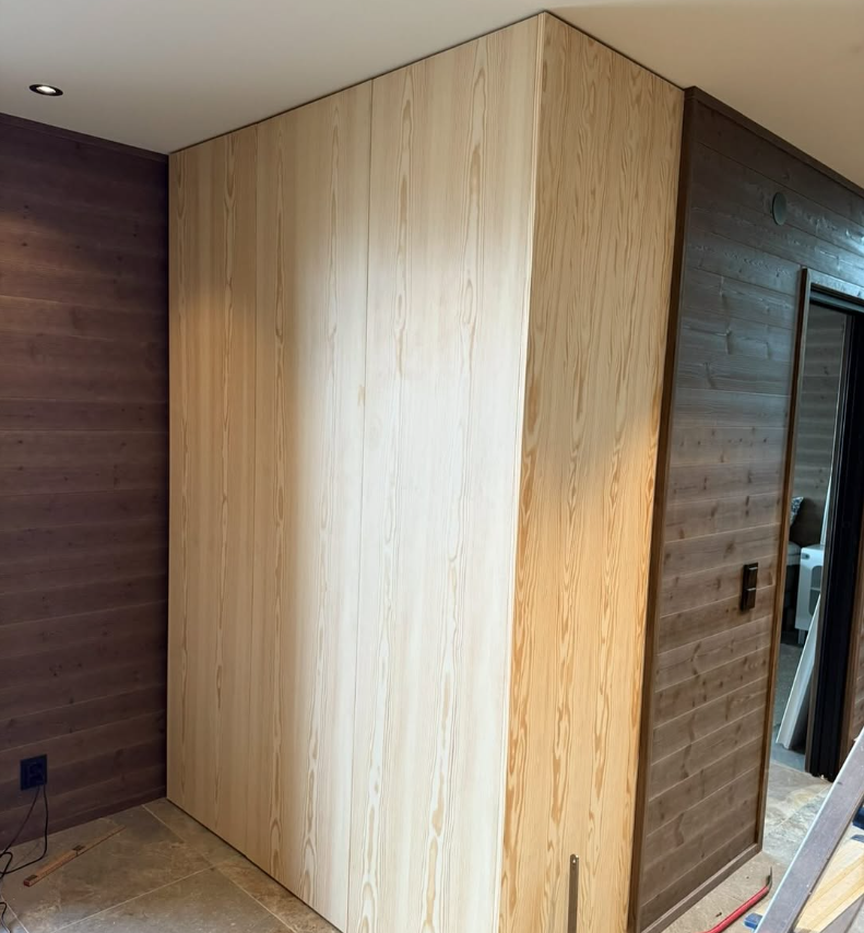 Garderober placerade i hallen.